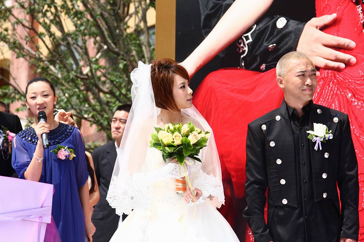 请写一个证婚人致辞