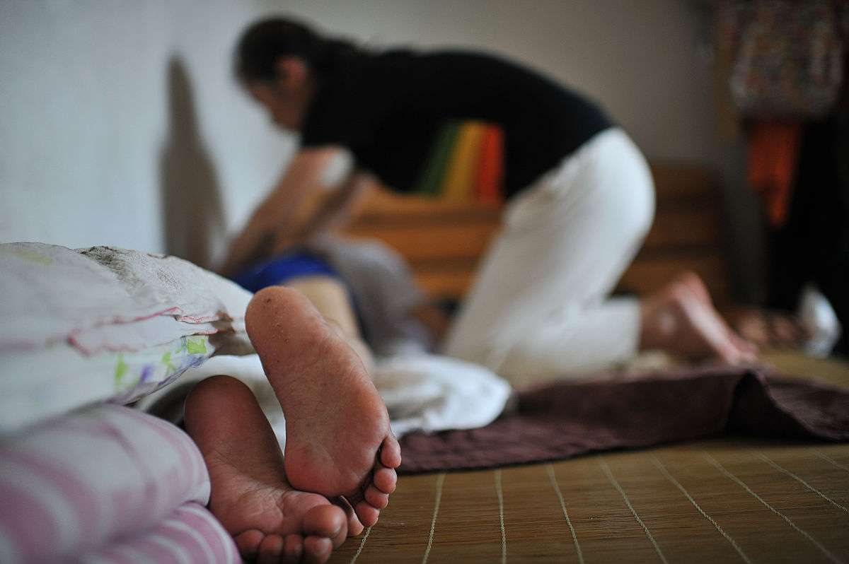 一个心理医生，你应该怎样解决患者的恋足癖问题