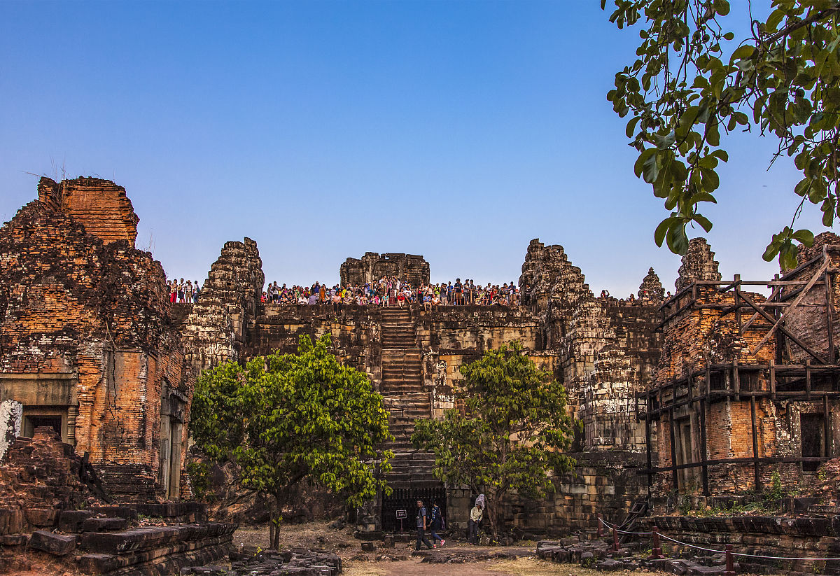 吴哥窟吴哥窟Angkor是柬埔寨的一个考古遗址位于柬埔寨西北部暹粒省的吴哥市。吴哥窟是高棉文明的代表也是世界上最宏伟的古代文明古迹之一。建筑风格反映了高棉王国在11世纪至13世纪间的繁盛时期包括1200多座寺庙和宝塔。其中最著名的是吴哥寺Angkor Wat被誉为世界上最大的宗教建筑。吴哥窟于1992年被联合国教科文组织列为世界文化遗产吸引了成千上万的游客前来观赏也是柬埔寨的重要旅游景点。继续