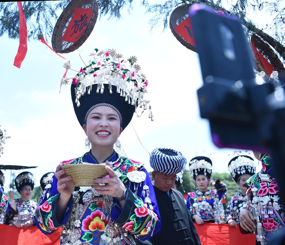 2020年4月29日,贵州铜仁,苗族同胞在松桃苗族自治县盘石镇黄连村用手