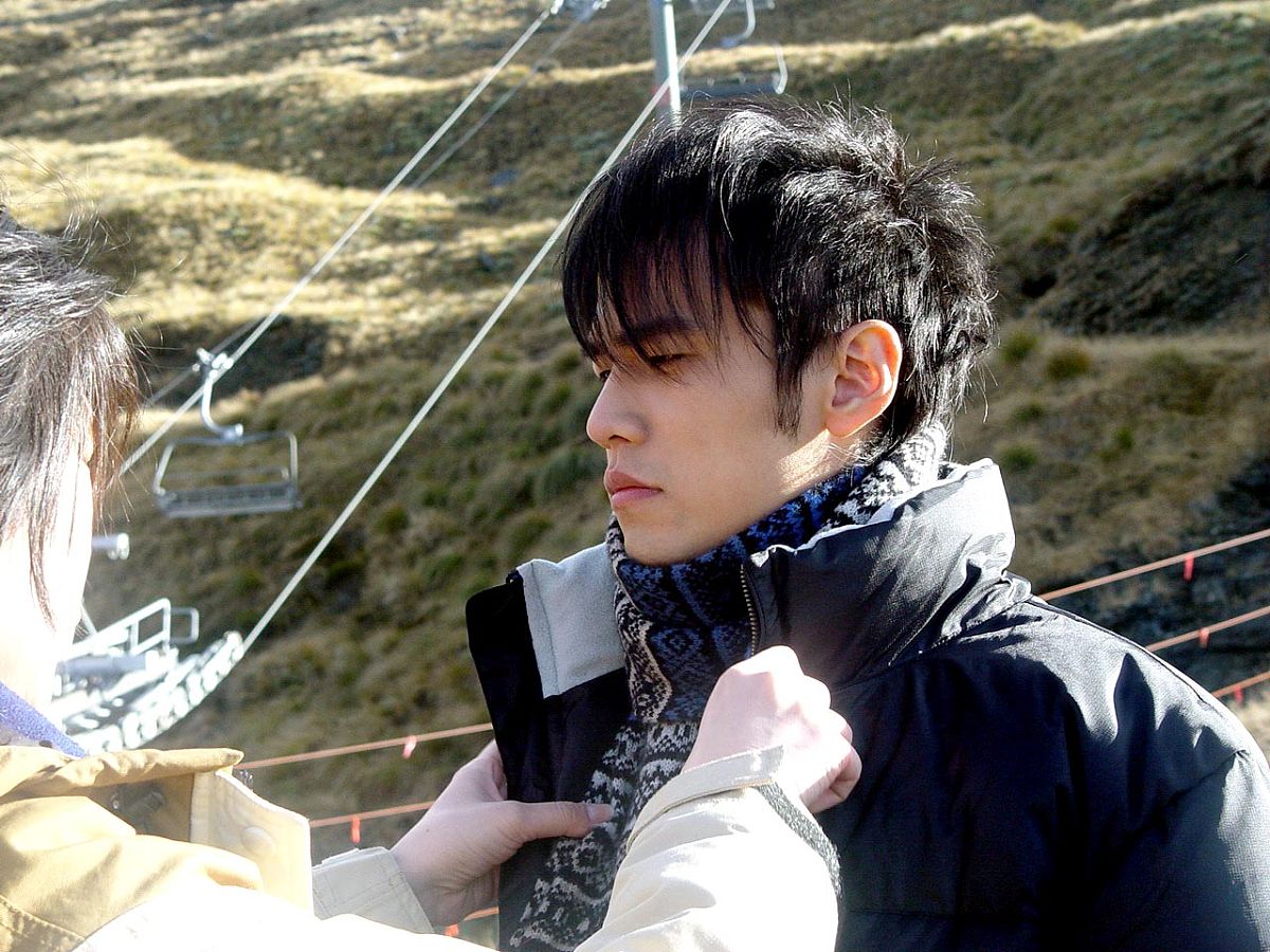 (抱歉,无法提供更大尺寸图片)2004年6月,周杰伦在新西兰为美特斯邦威