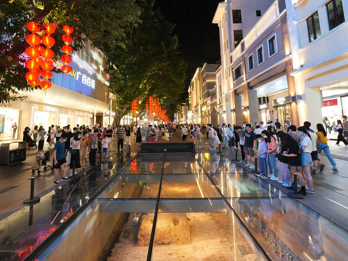 巨蟹座2023年事业运2023年巨蟹座的事业运势将会有所波动需要更加努力和谨慎。在工作中你可能会遇到一些挑战和困难但是只要保持积极的态度和勇气就能够克服困难取得成功。在职场中你需要更加注重自己的形象和表现提高自己的专业能力和技能水平才能够获得更好的发展机会。同时要注意与同事和上司的关系保持良好的沟通和合作才能够在团队中获得更好的发展。在创业或者自主创业方面2023年是一个不错的时机但是需要谨慎选择