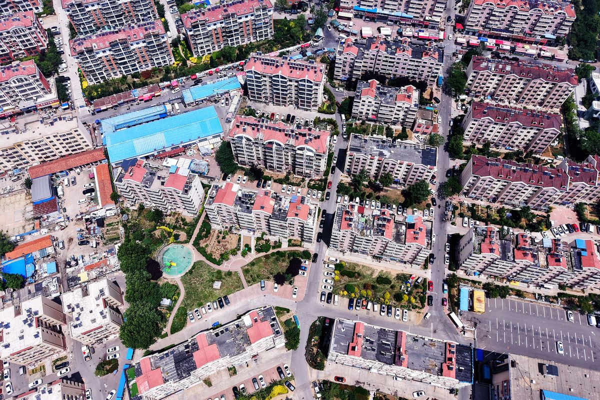 改写下面文字来降低论文查重率：这也是城中村改造的一种表现形式。城中村有三种形式一是脏乱差的城中村二是城市低成本生活区的城中村三是处于城市化过程中、村民集体受托治理的二元转型社会的城中村。