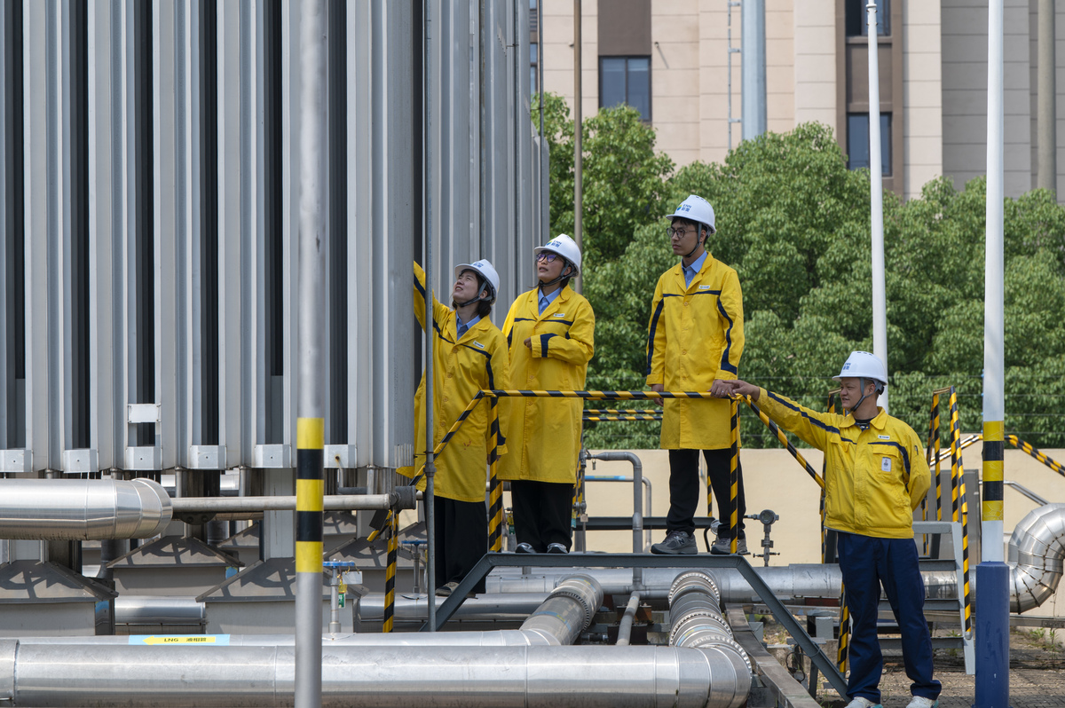 工作总结经过与公司的协调与安排动能组负责的三大工作任务1110kV的预检预修2管道射线探伤3管材库天然气管道对接和核电厂房南配电室供电母排连接与2023年7月7日正式开始已于2023年7月10日8点圆满完成了各项工作任务。