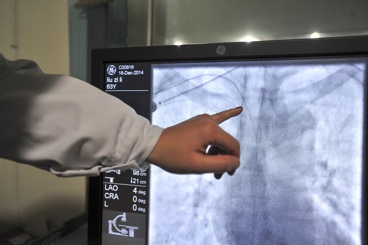 将以下内容洗稿我有三个优势第一个呢就是我对冠心病的调研病理报告以及治疗呢都非常了解对于冠心病胸闷、心绞痛看好过不少的病人能让大家能不吃药就尽量少吃从不会多开一味药大家呢帮我点个小红心让我成为您的医生朋友不然下次想问问题的时候呢就找不到我了。第二呢就是我有20多年的临床经验专业能力很强只要不找我看病呢都没有关系有问题随时提问我的科普知识呢能帮助到大伙我会发自内心的感到高兴为了让有需要的人受益过去一年