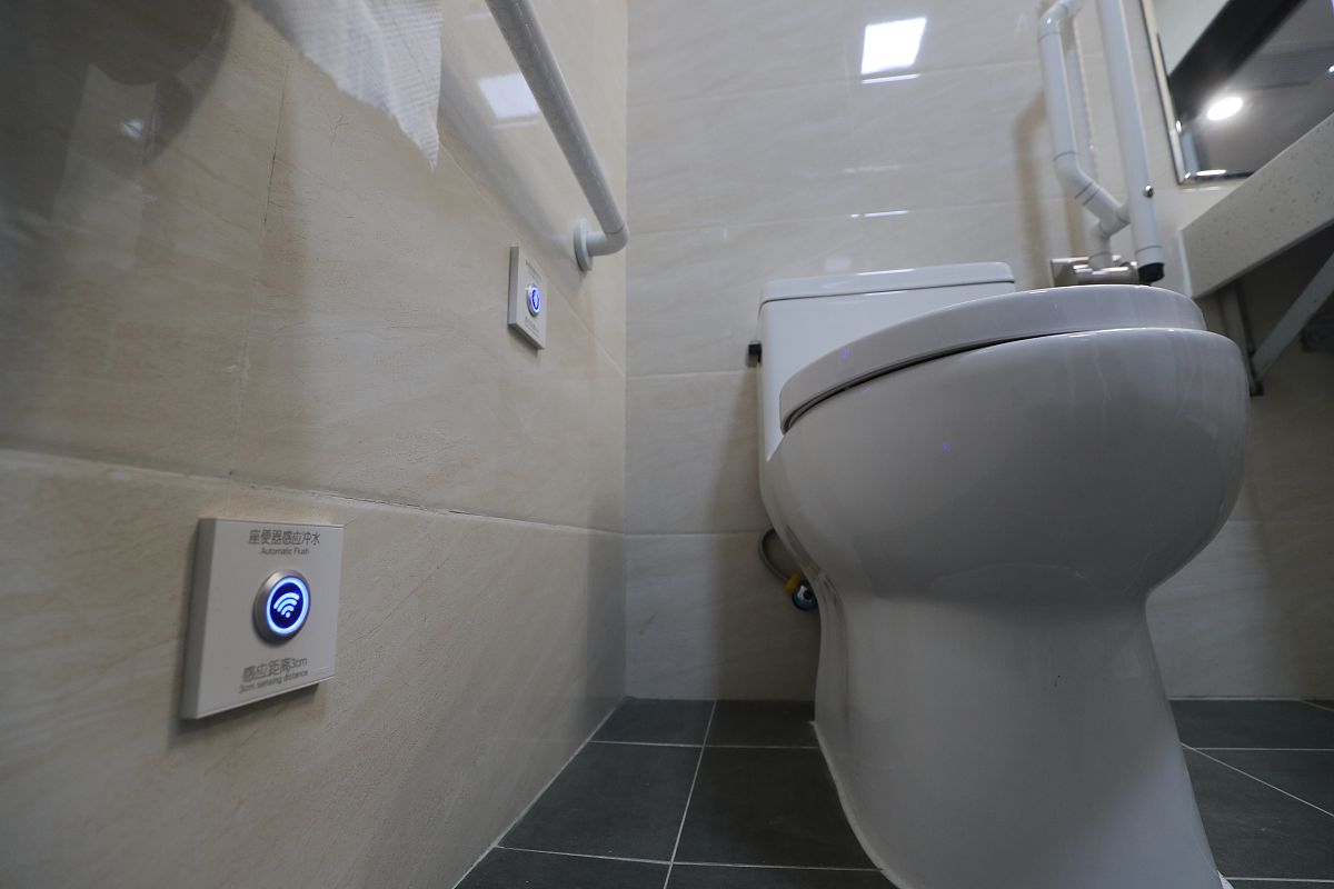 帮我续写：针对社区内部饭店、超市、药店、诊所、菜市场等设施进行适老化提升