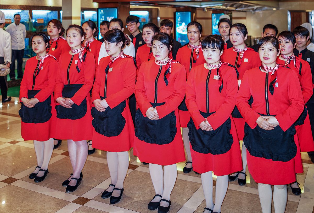 7月23日杭州亚残运会颁奖礼仪、升旗手集中专项培训开班仪式在浙江交通职业技术学院举行。为期1个月的培训将从基础仪态、技术细节、流线流程、赛事应急等方面对776名颁奖礼仪、升旗手进行系统性、专业化训练力争打造一支专业队伍顺利完成杭州亚残运会颁奖仪式任务。写20条评论