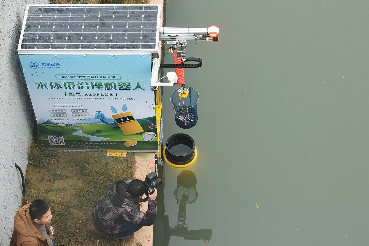 水下网箱清洁机器人3D模型：配备底部刷子的智能清洁方案