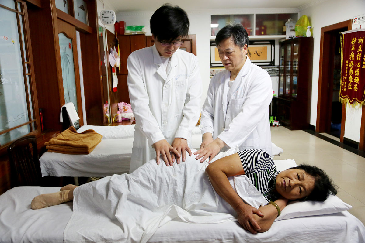 乡村医生精湛医术治愈腰椎间盘突出患者，患者送锦旗表达感谢