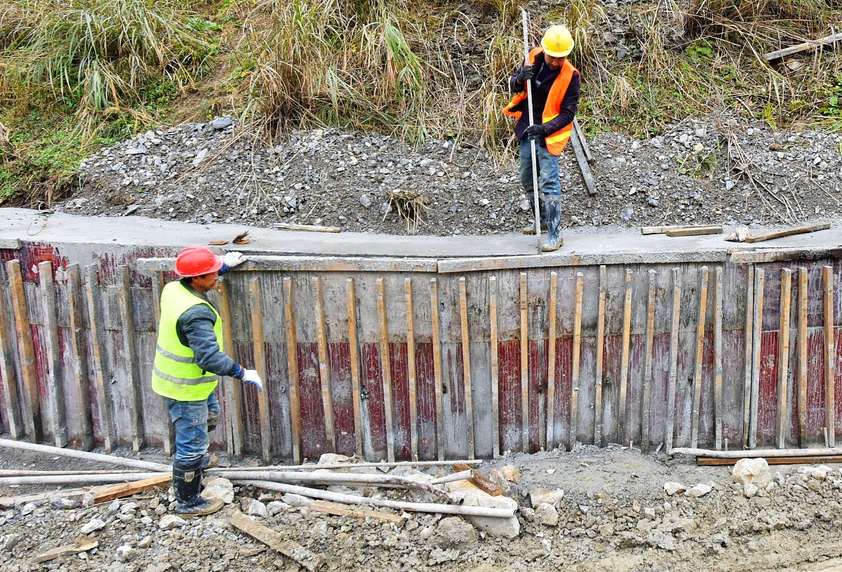 建设工程实际施工人数与设计人员比例：如何确定？