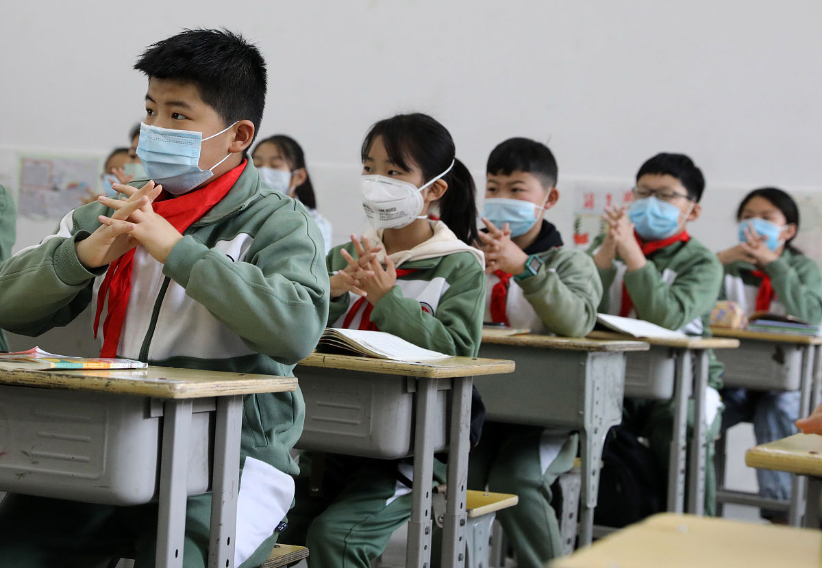 情景是学生参加了一个培训但是感觉学不进去想退了就给老师说周末有事老是请假不好就想退了但是老师说请假没问题问题是你哪那么多事啥事给我说说学生就说周末有一些志愿活动学生值班还有一些自身原因就不想去了去了也学不会挺煎熬的老师就说意思是破罐子破摔很对呗学生是大学生不知道怎么回复老师才能退掉培训又不会影响和老师的关系