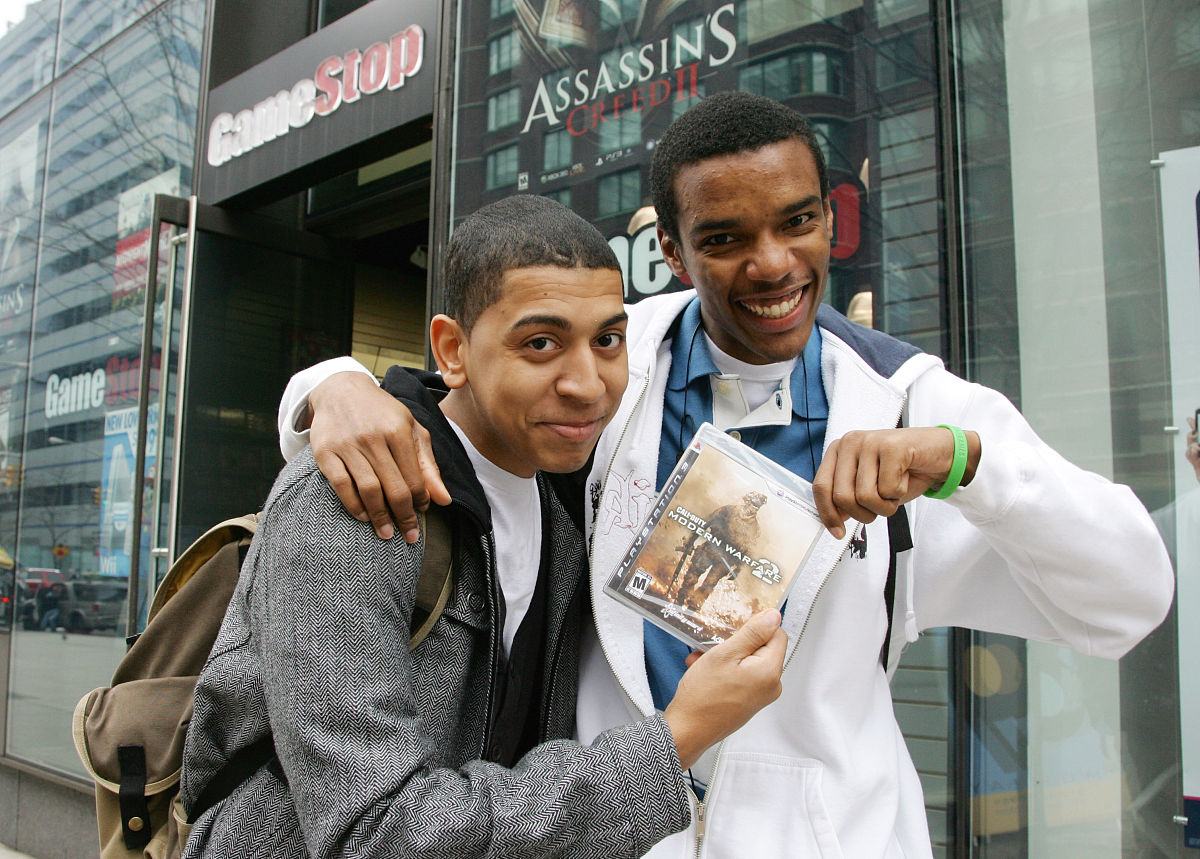 将下面文字翻译成中文：We are pleased to announce that Microsoft and PlayStation have signed a binding agreement to keep Call of Duty on PlayStation following the acquisition of Activision Blizzard Spencer wrote