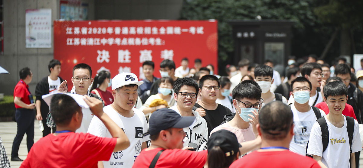 成都大学新闻中心记者团部门招新推文取几个有吸引力的标题。中文。一句话短标题字数不超过15个字。用排比式。选择xxx选择xxx