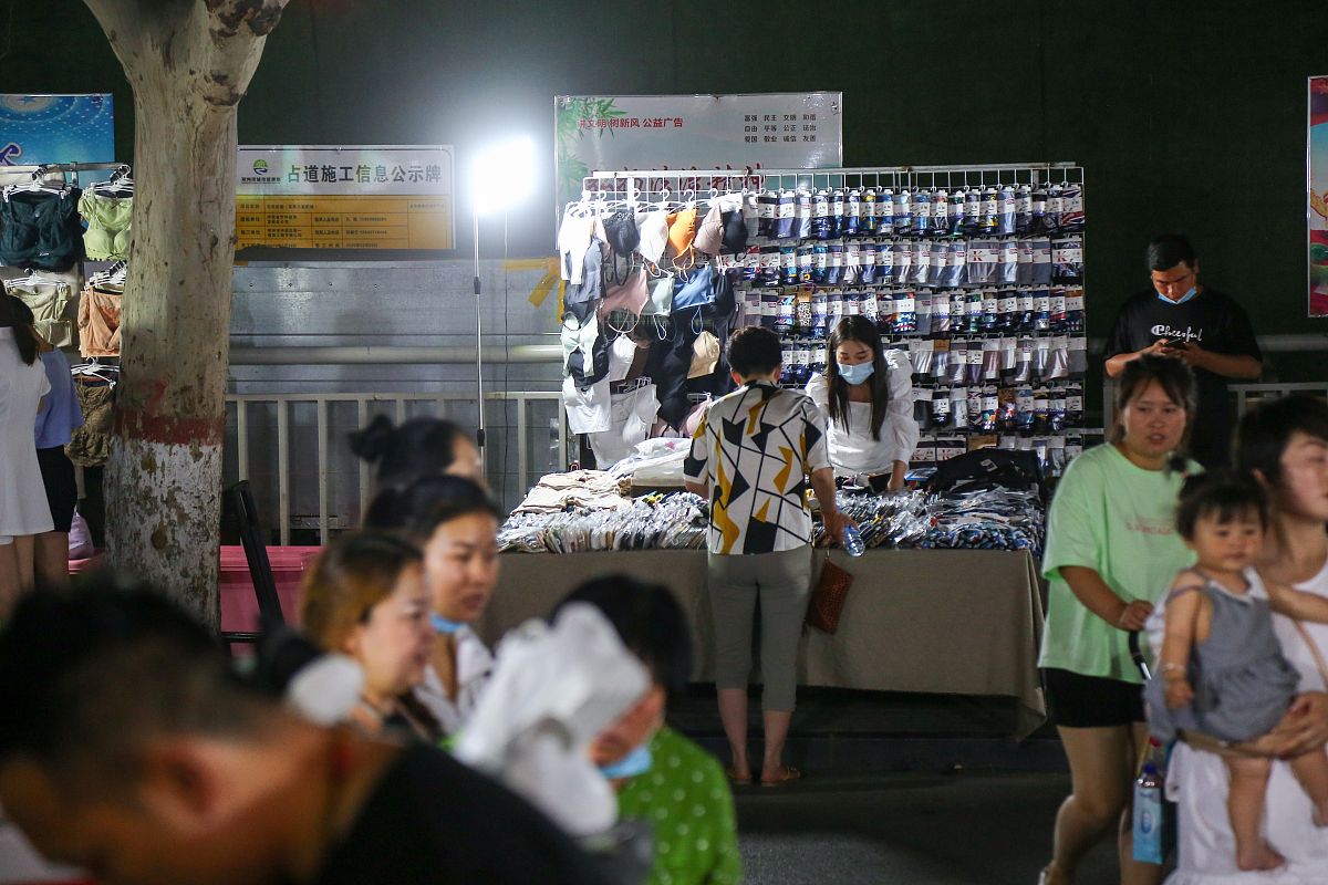 2020年6月1日,郑州健康路夜市复市,前来逛街的市民熙来攘往,而商户则