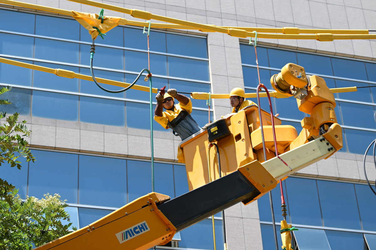 高空作业安全指南：梯子和起重机辅助