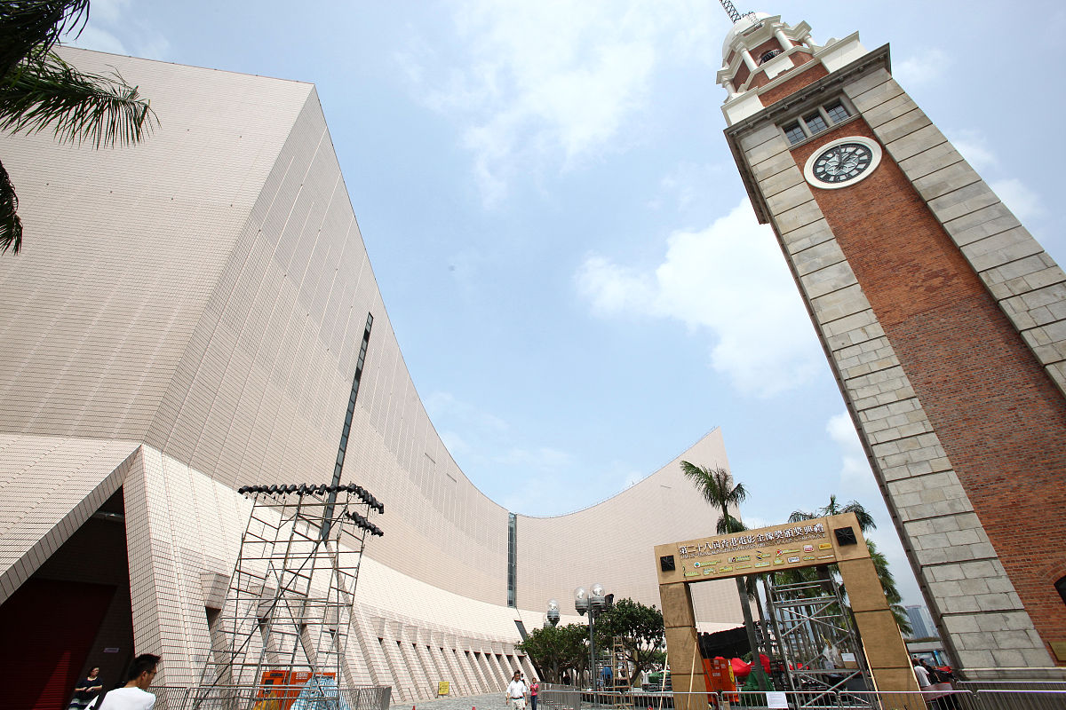 2009年4月17日,香港,第28届香港电影金像奖(hkiff)红毯大门紧张铺设中