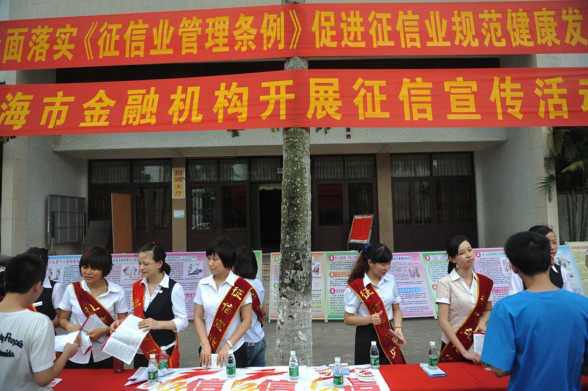 万盈镇2023年普通话推广周主题活动-推广普通话奋进新征程政策宣讲活动学习宣传《中华人民共和国国家通用语言文字法》等法律法规在公共场所醒目处张贴海报利用村居和学校等单位电子显示屏滚动播放推普周的宣传标语在此期间与万盈小学和沈灶小学协作联动倡议书宣传海报万盈小学活动：周一国旗下讲话进行推普周宣传向全校师生发出倡议各班举行主题班会各班举行朗读比赛正确使用语言文字2500字左右