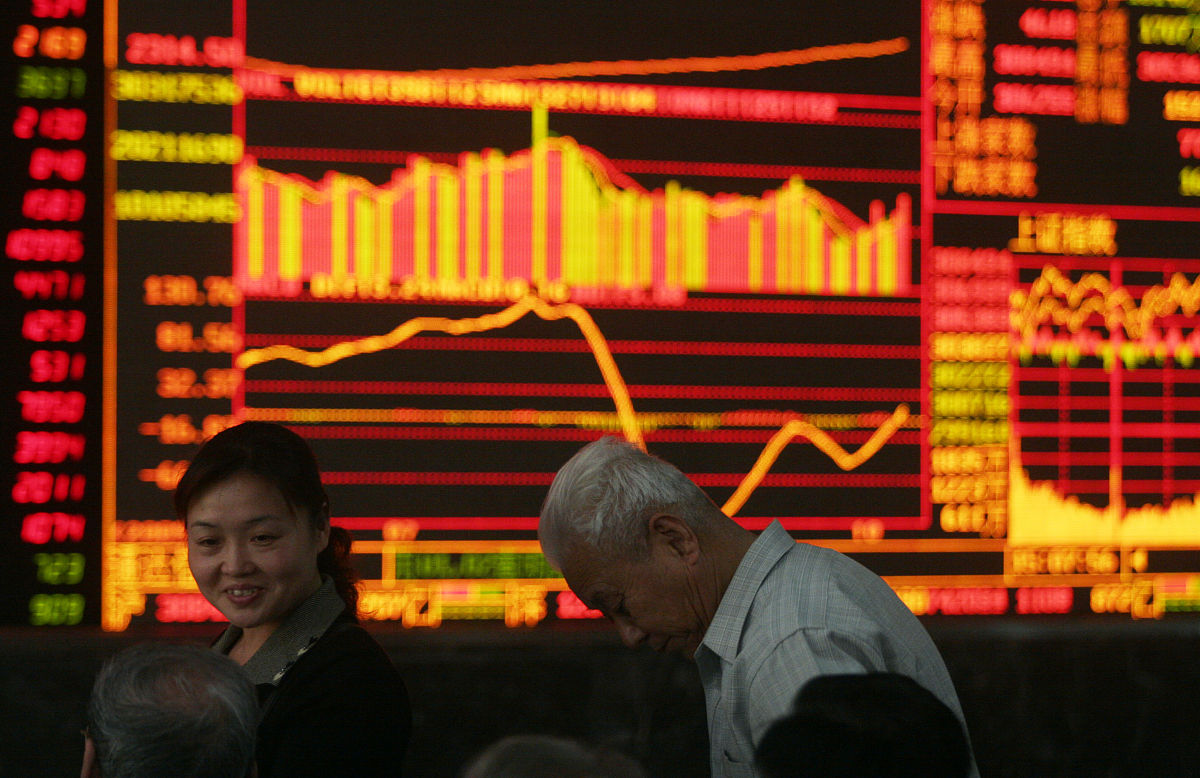 2009年10月20日,股民正在关注股市动向.