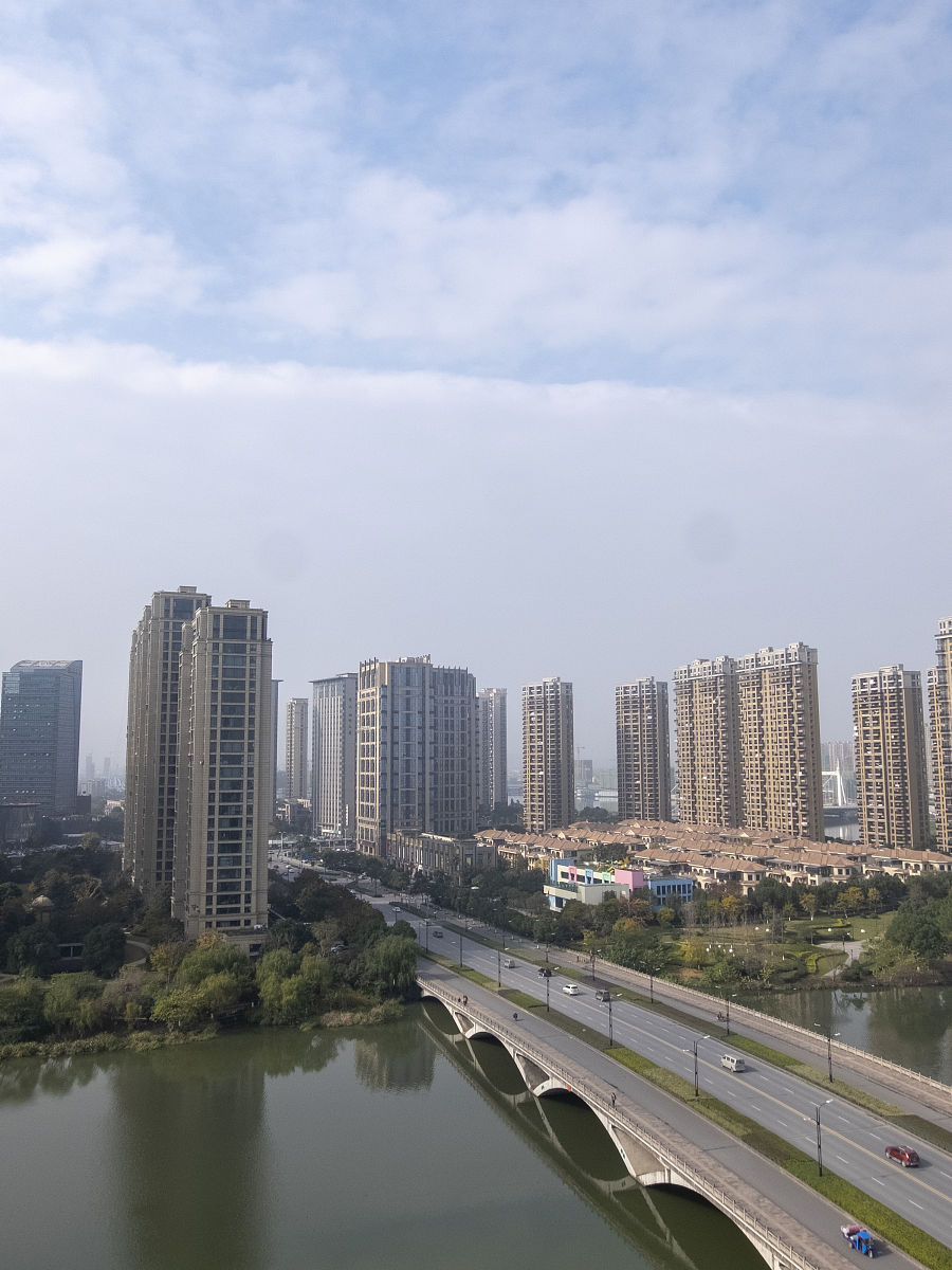 2020年12月9日,浙江绍兴,空中云朵出现"一线天"景观.两种形态不同的云