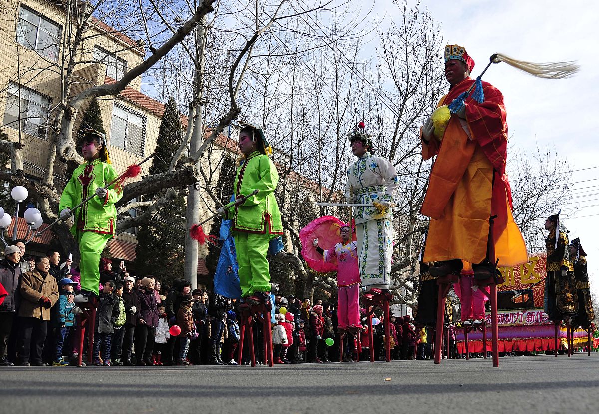 2015年3月5日,演员在山东省烟台市福山区秧歌进城活动中进行民俗表演.