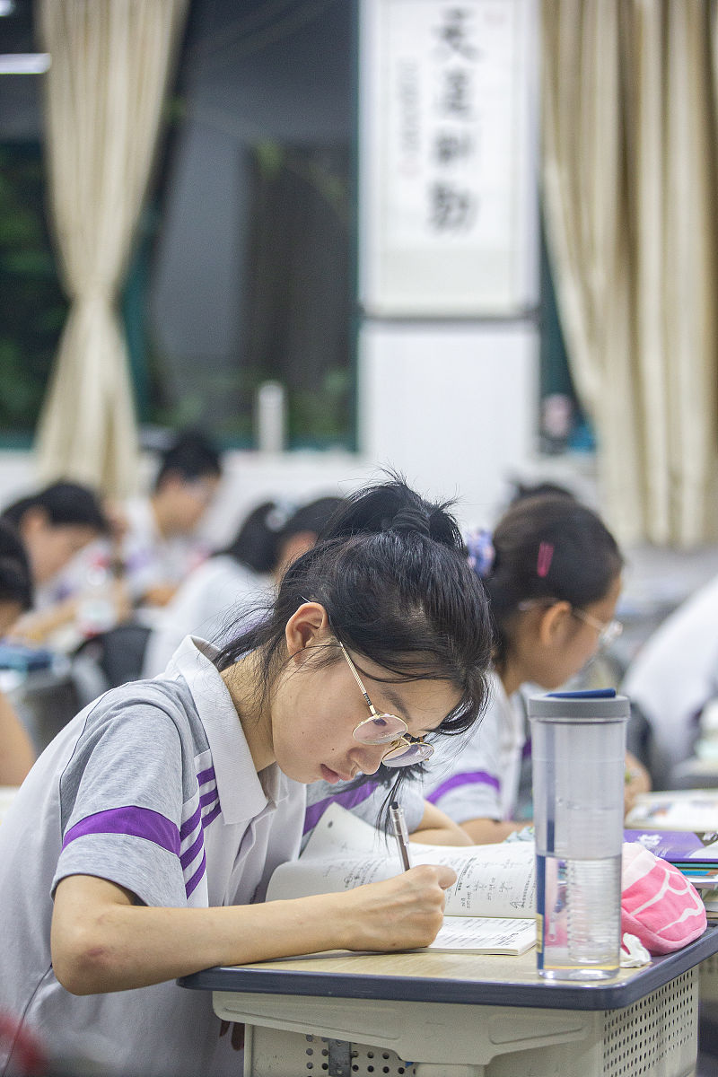 写一句评论朋友圈学生早操前抽空读书的评论中考前初中生争分夺秒学习的样子让人感动认真学习才能迎接美好未来！加油💪继续