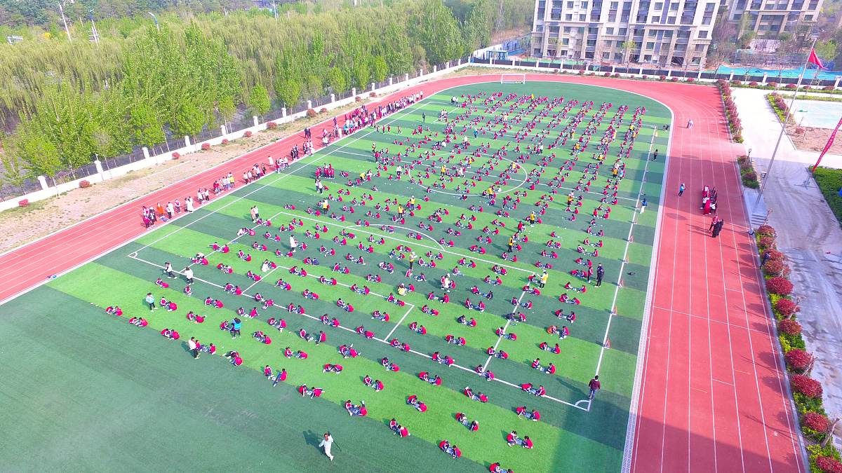 2021年4月15日,山东聊城,在高新区深圳路小学,小学生们在参加国际象棋