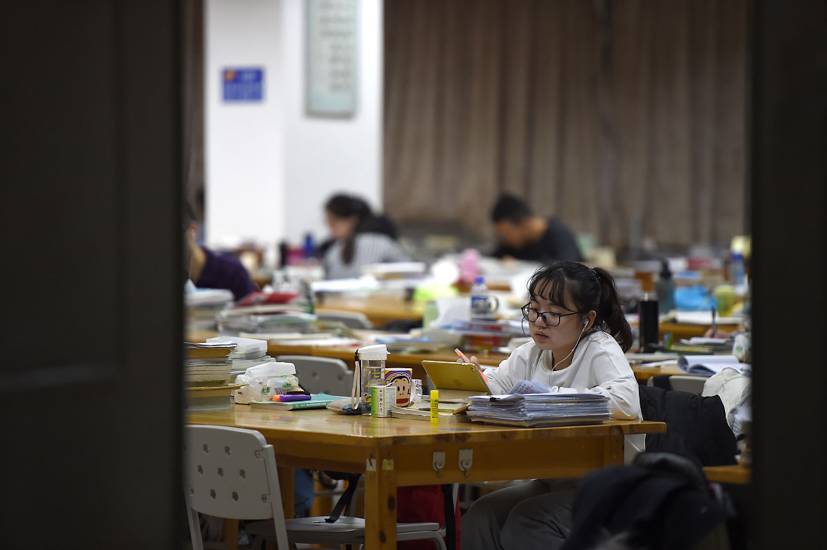 2018年12月19日夜,北京交通大学,考研学生在图书馆内苦读复习.据2019