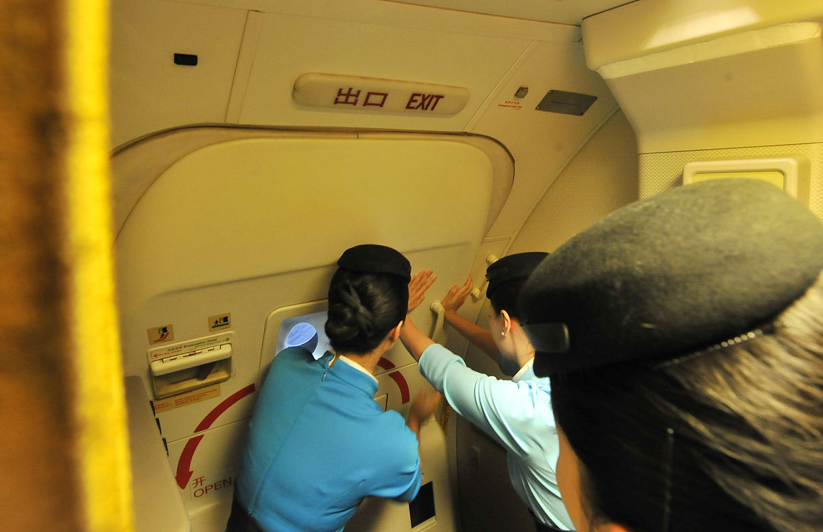 飞机厕所疏通技巧：机务人员如何提升旅客舒适度