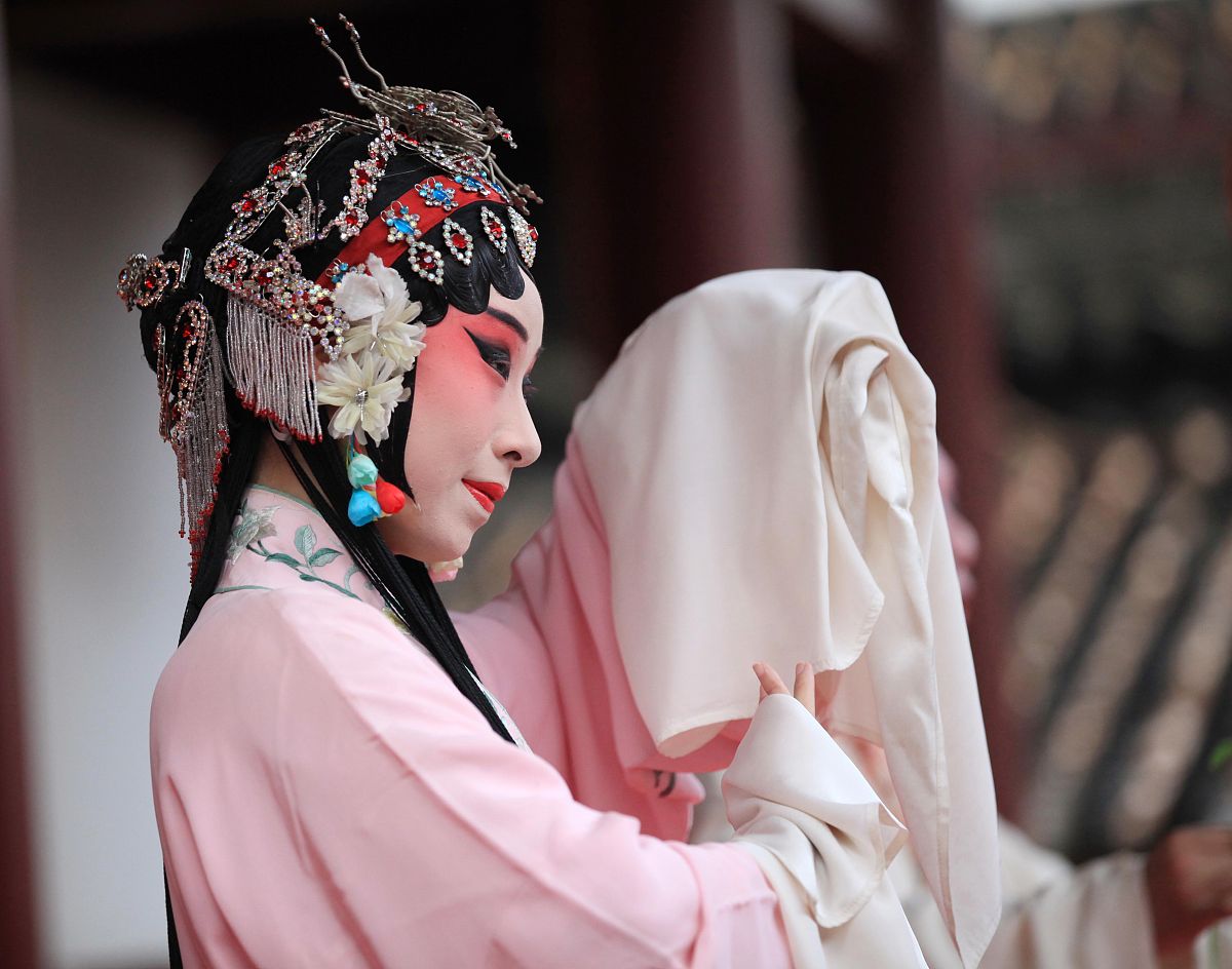 2019年6月29日,江苏省南京市,演员们在夫子庙大观园表演昆曲《牡丹亭
