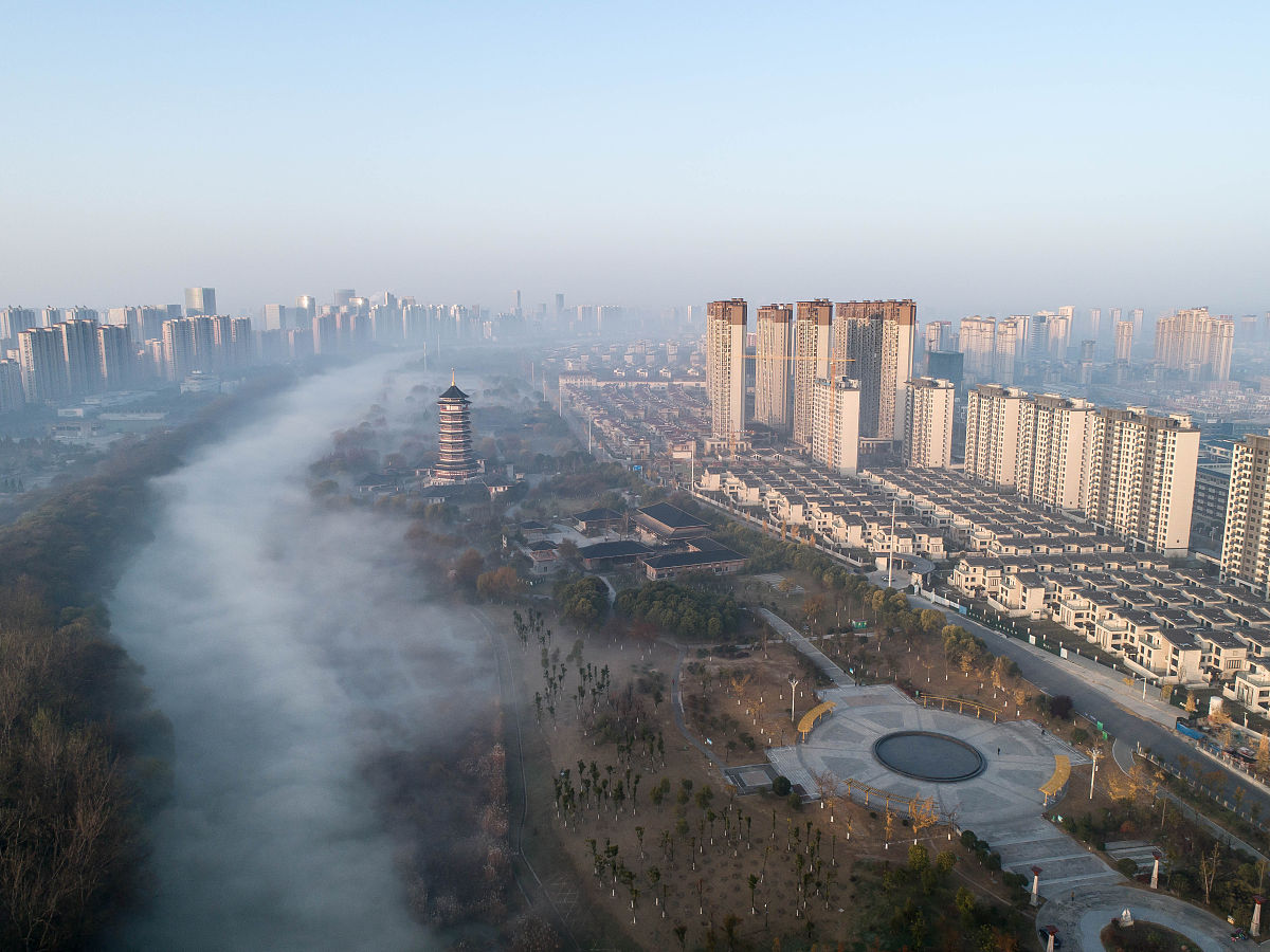 2021年11月27日,江苏淮安,古淮河云雾缭绕,如人间仙境.