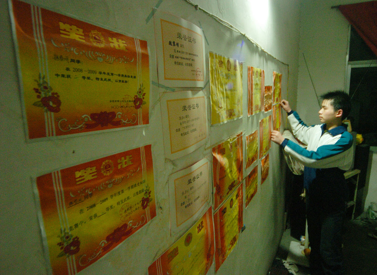 请围绕积极完成每期的青年大学习、成绩优异、初中到高中被多次评为三好学生、学习之星、进步之星成绩名列前茅、无违纪行为、参加过多次志愿者活动、获得校级证书写一篇400字的大学事迹简介