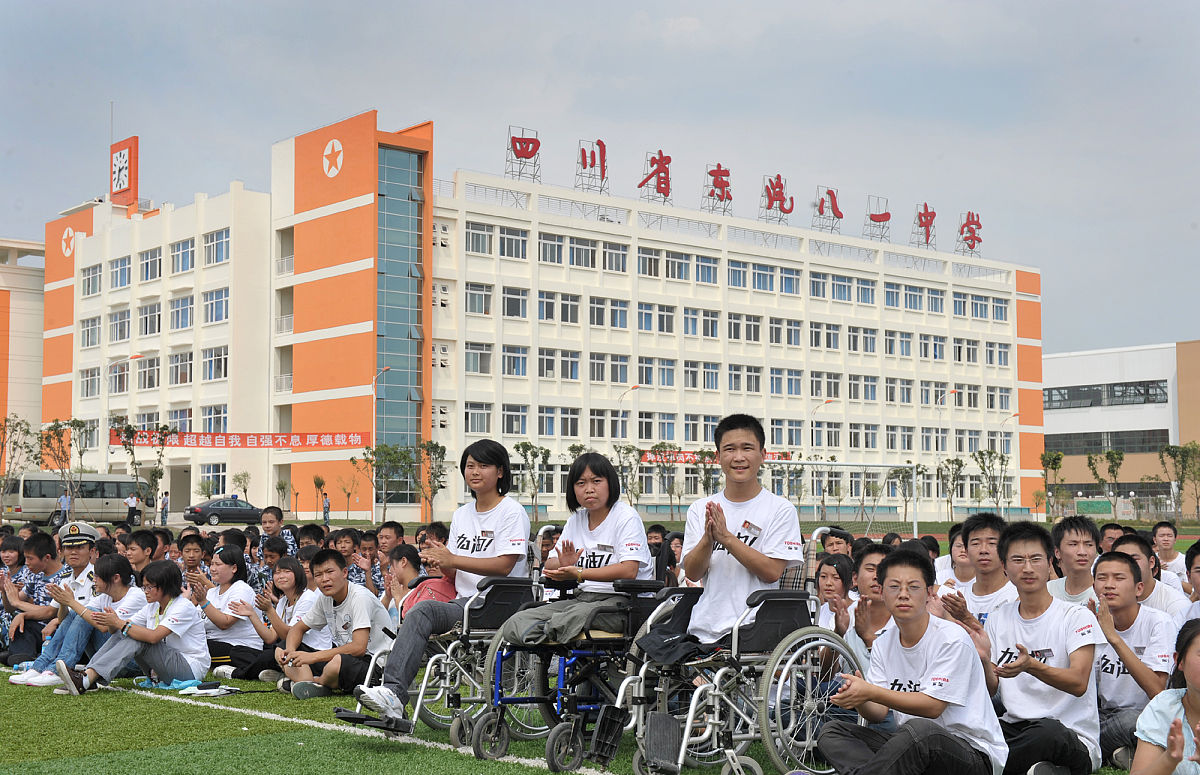 2009年9月1日,四川德阳,濮存昕等明星来到震区新落成的东汽八一中学参