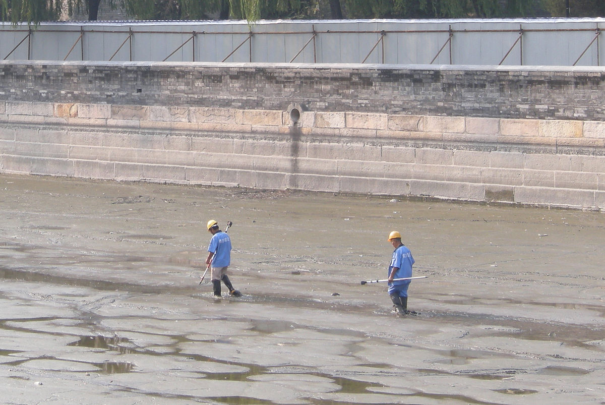 基坑水抽干，施工恢复正常，学习塌方知识，加固措施