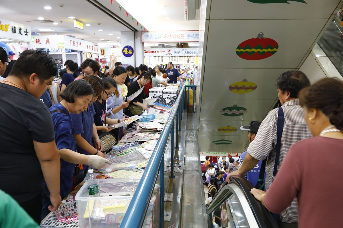 2017年9月6日,北京天意小商品批发市场里人头攒动,商家最后大甩货吸引