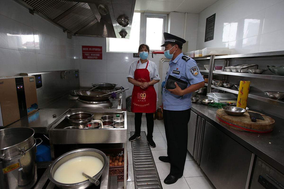 饭店吃饭出门时和另一个人碰头了饭店的老板有责任吗回答加拓展。