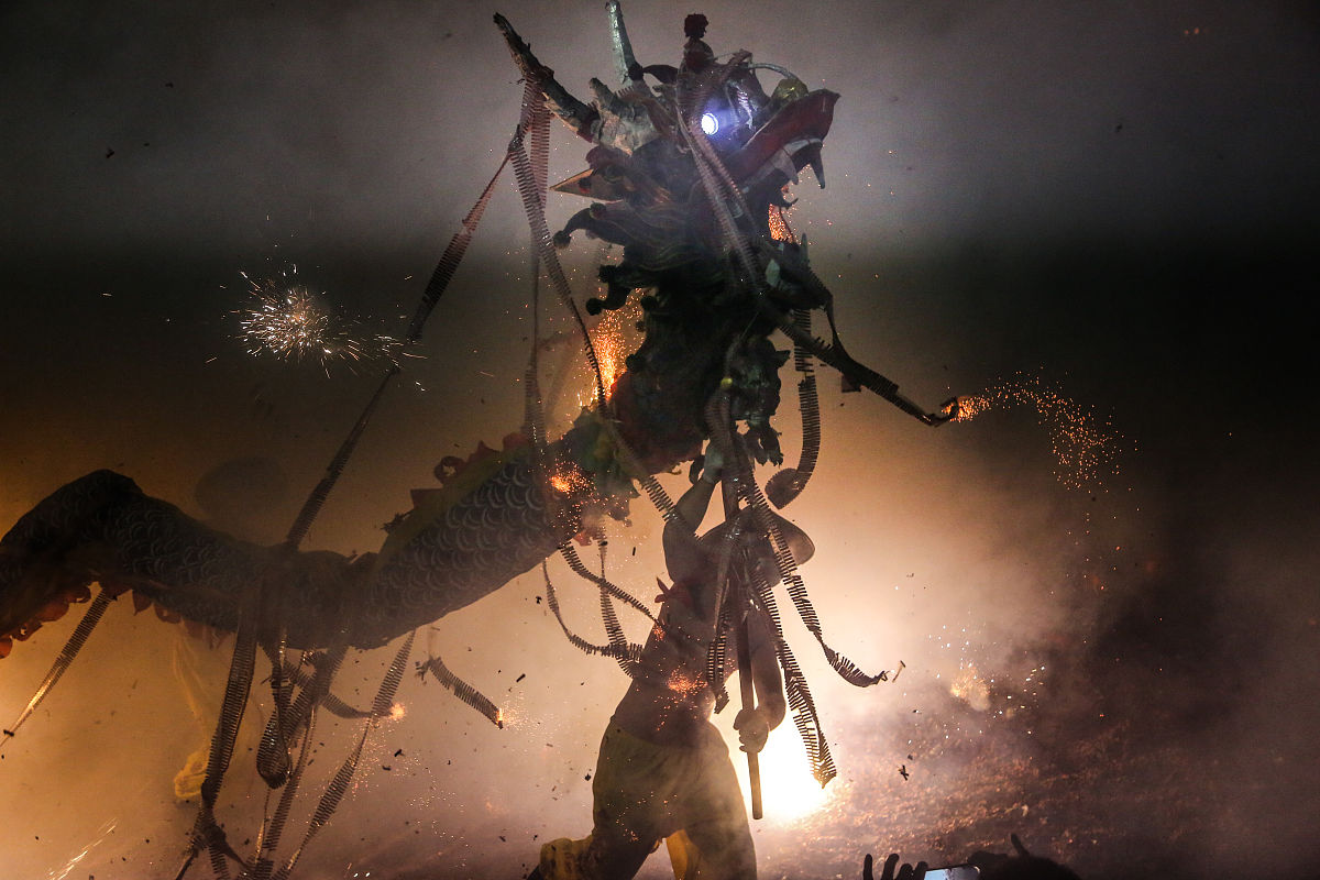 非常有深意的一部佳作。Arkane的游戏历来更多的是需要玩家慢慢探索收集信息体味剧情而不是传统第一人称视角的简单突突突。这部作品也是如此当一副躯壳拥有了人性那么它成为了人吗？当一个人丢失了人性那么他还算是人吗？最终作为人的你又会做出什么抉择喃？游戏给了我们太多的思考。这是一部可以带给你极强沉浸感的游戏。在游戏的前期游戏的惊悚要素便体现了出来可以变化为物体的拟态生物时不时的 jump scare使得