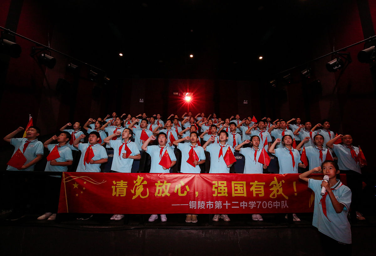 校园五四榜样活动表彰优秀学生