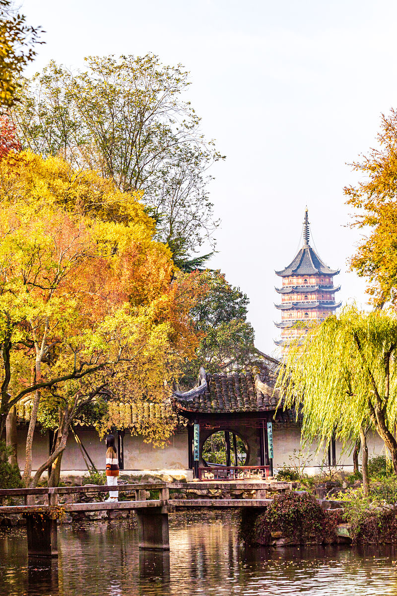 给一个三四天的旅游行程要求行程保持在一个城市内该城市要求在上海周边或者离上海较近不在上海要有具体的旅游地点名称