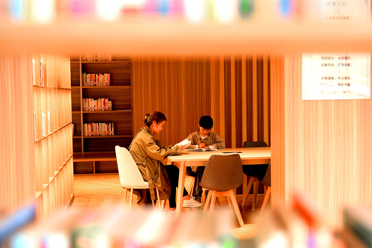 2021年4月28日,居民在浙江省湖州市南浔区幸福邻里中心城市书房阅读.
