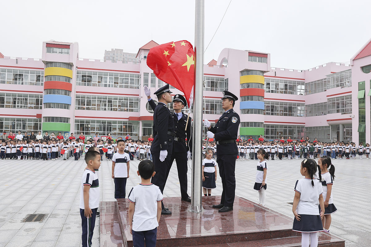 详细介绍警察来学校升旗的过程150字