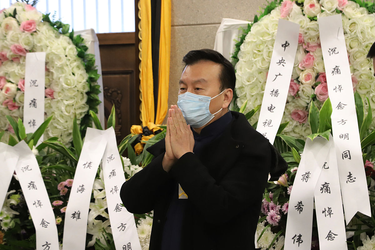2021年12月1日,著名主持人张泽群在北京东郊殡仪馆送别著名播音艺术家