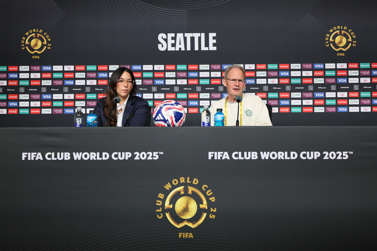 根据以下英文新闻写一篇议论文要求文章覆盖了所有内容要点逻辑非常清晰应用了极其丰富的语法结构和词汇且完全没有语法和拼写错误的现象；文章充分地表达了自己的观点且观点积极向上、内容非常新颖、独特。主意控制英文单词不超过200词：Wanda Group Hisense Group Vivo and dairy company Mengniu are four official Chinese sponso