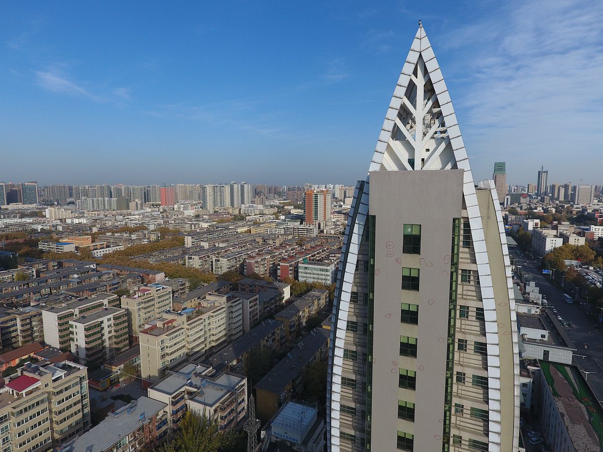 2017年11月23日,郑州,鸟瞰郑州市环境保护局的办公大楼,整体极像一片