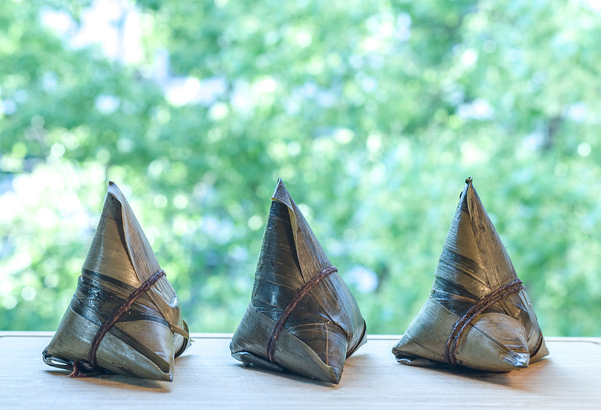 怎么包三角粽子的视频，