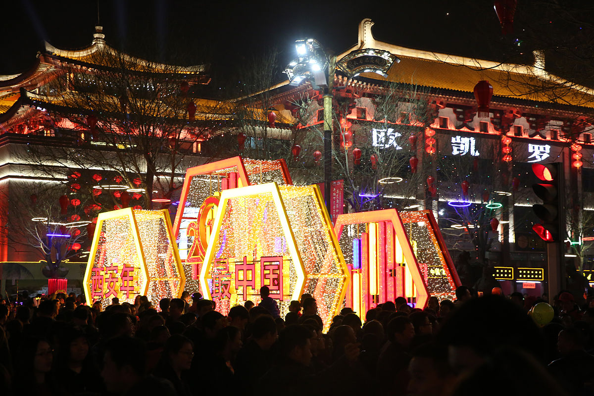 写一个关于介绍大唐不夜城的短视频文案并根据文案推荐拍摄视频的角度后期剪辑及配乐推荐