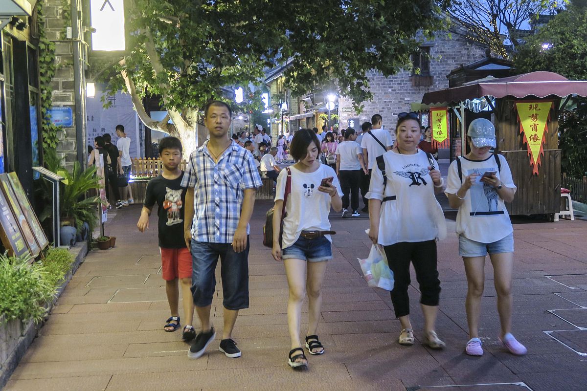 我做的毕业设计是关于咸阳老街文化脉络与街区形象为主的桌游设计，可以给我的设计起一个好听有寓意的名字吗