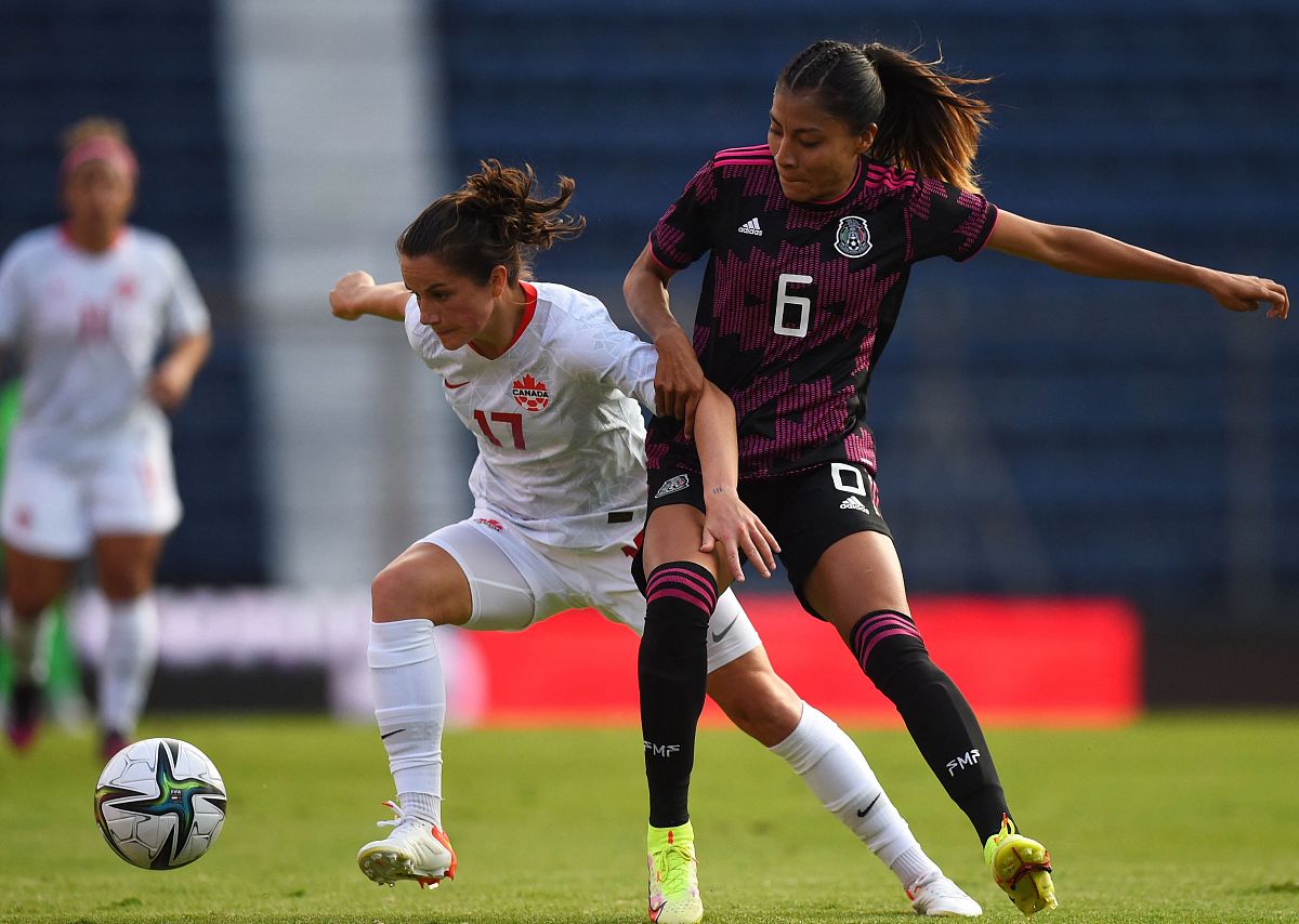 nancy antonio (r) of mexico vies for the ball with jessie flemin