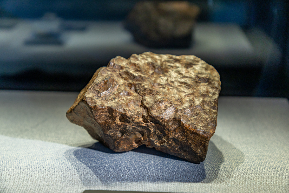 陨石接触的危害：健康风险及防护措施