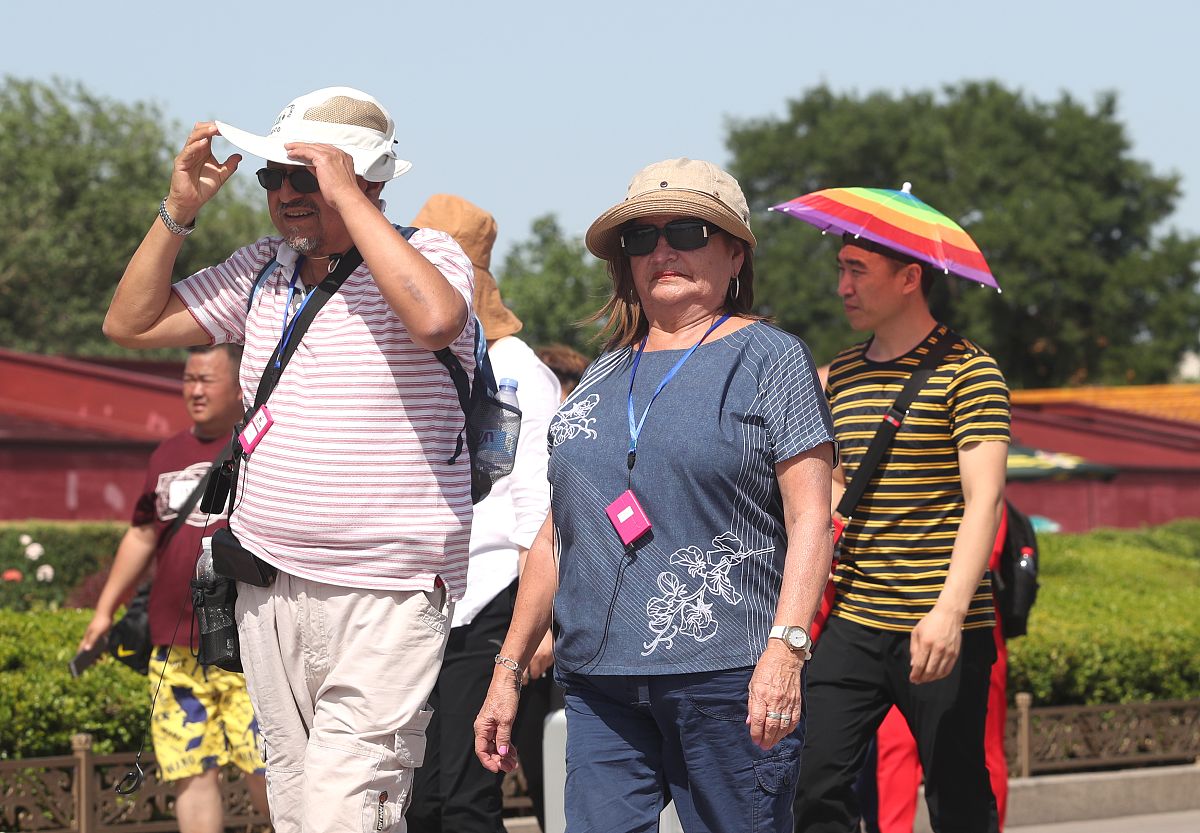 请用英语翻译这段话多用从句注意过渡词和衔接词的使用越来越多的中国年轻人正对旅游产生兴趣这是近年来的新趋势。年轻游客数量的不断增加可以归因于他们迅速提高的收入和探索外部世界的好奇心。随着旅行多了年轻人在大城市和著名景点花的时间少了他们反而更为偏远的地方所吸引有些人甚至选择长途背包旅行。最近调查显示很多年轻人想要通过旅行体验不同的文化丰富知识拓展视野。