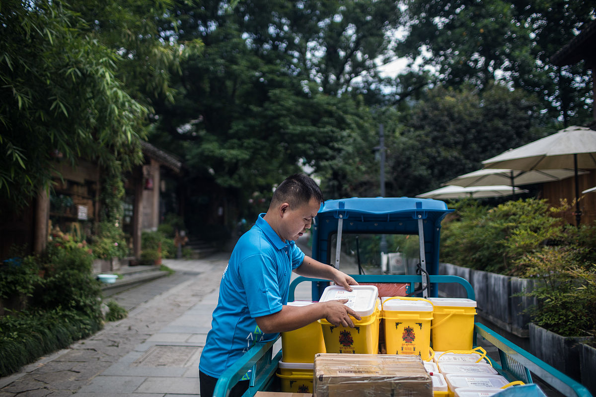 2019年7月11日,杭州,和尚们跟尘世的连接之一就是网购.买买买的风潮中